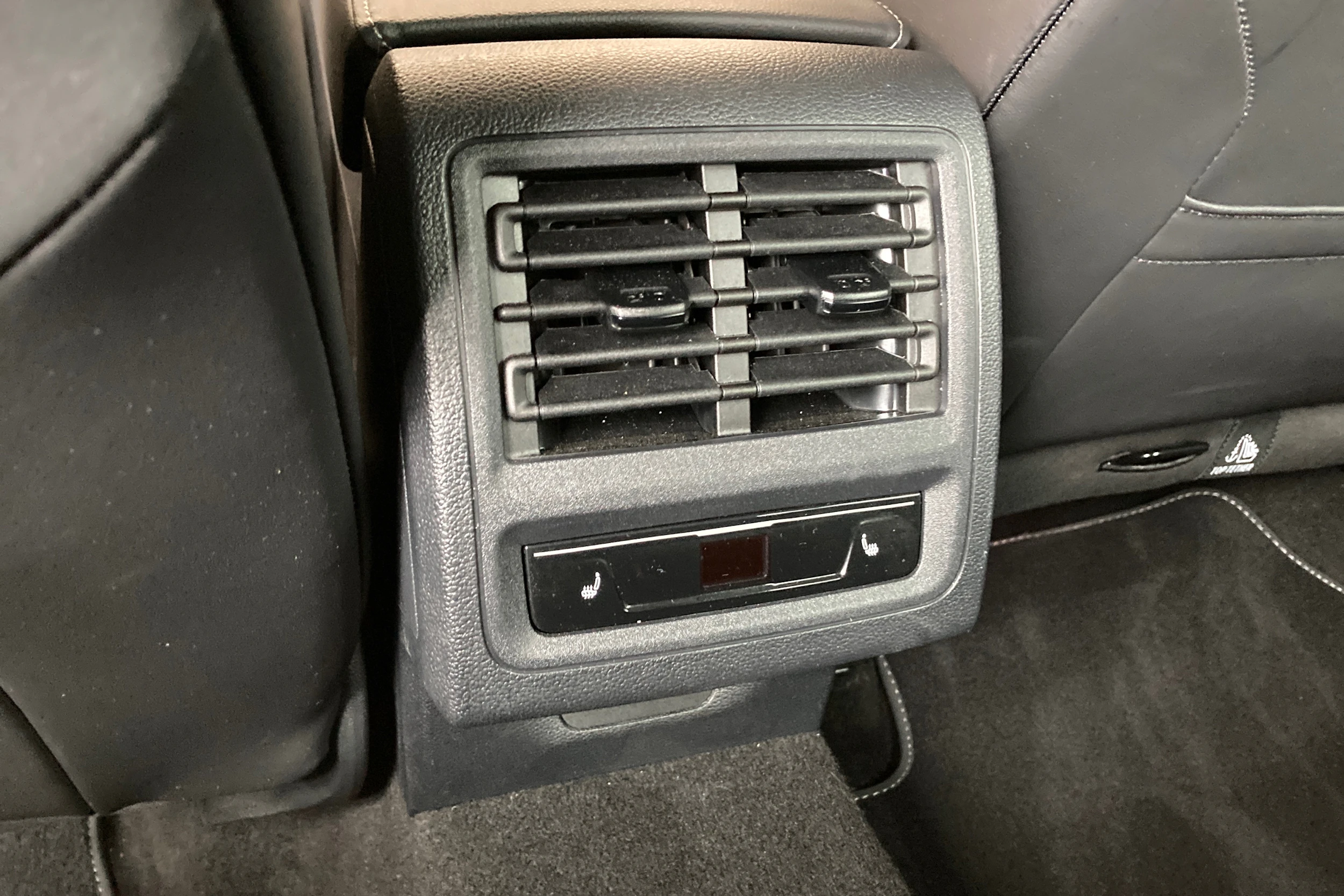 punainen Volkswagen Golf 2025 kuva 19.