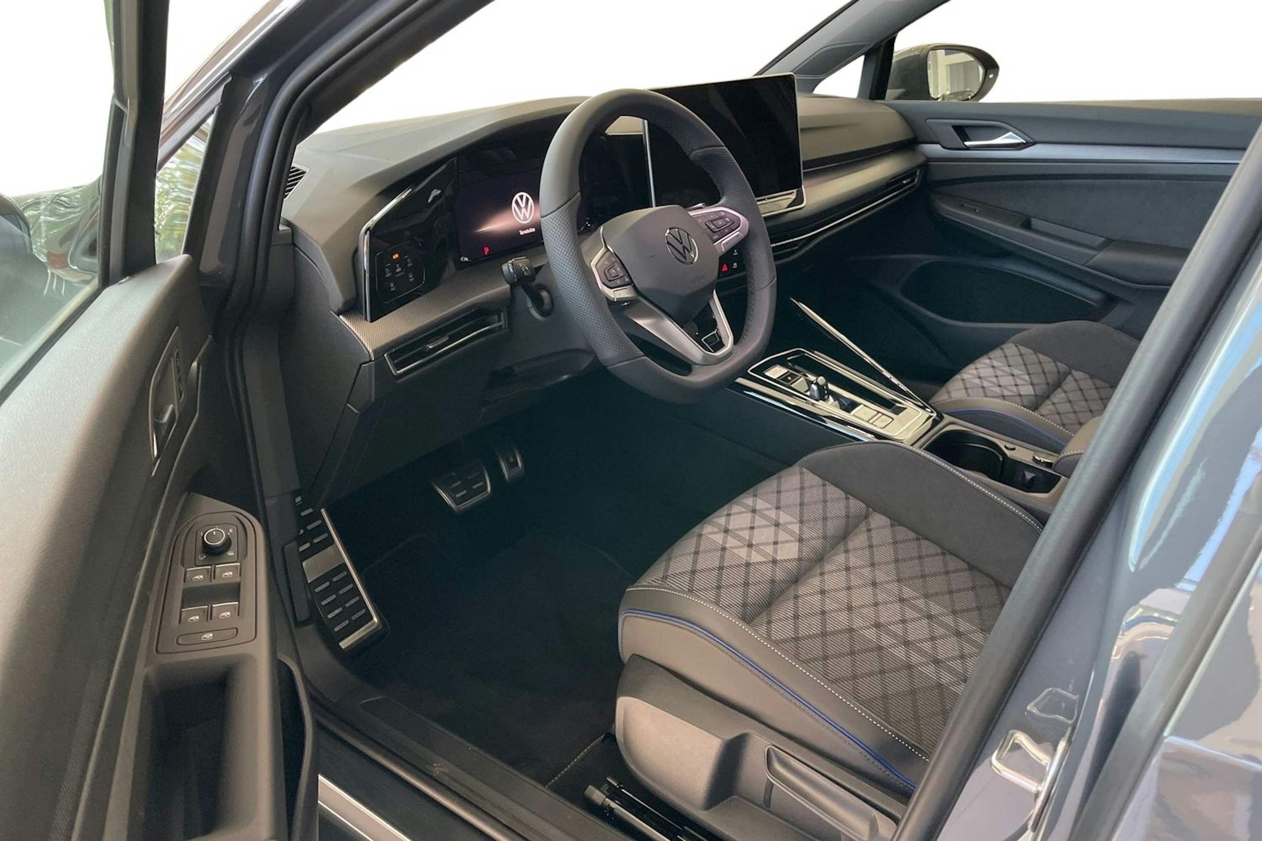 harmaa Volkswagen Golf 2025 kuva 6.