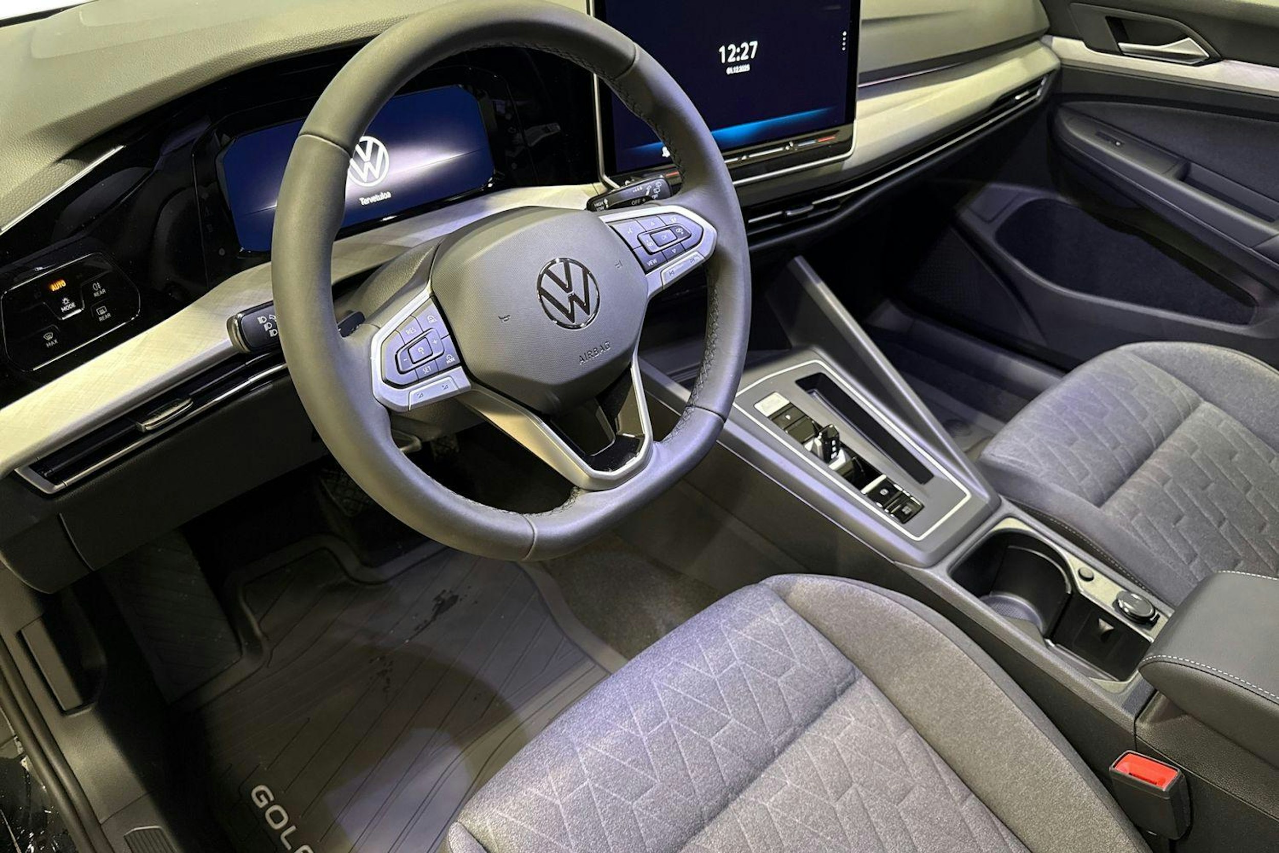 musta Volkswagen Golf 2025 kuva 6.