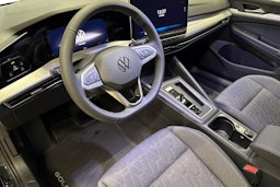 musta Volkswagen Golf 2025 kuva 6.