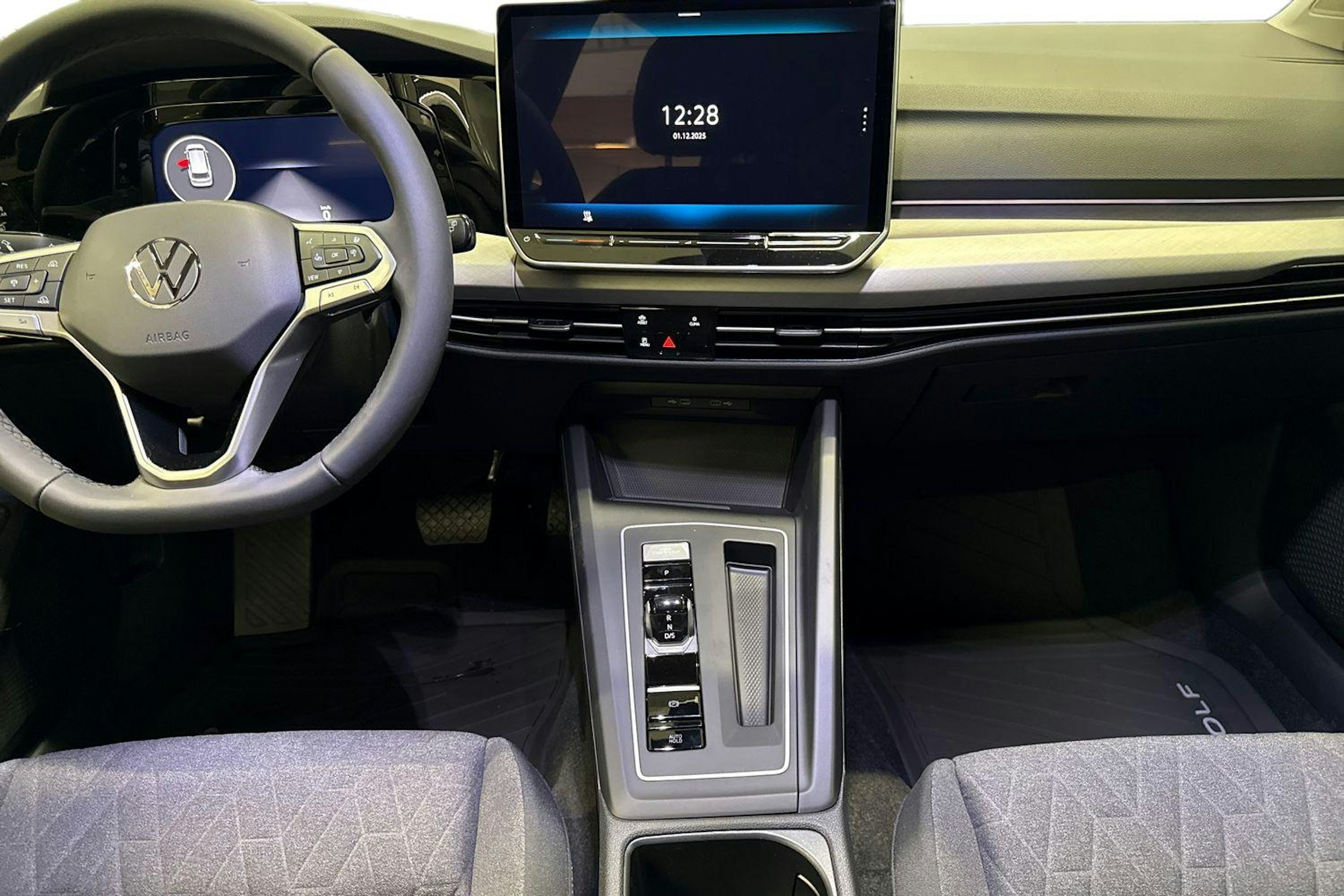 musta Volkswagen Golf 2025 kuva 7.