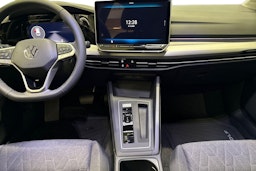 musta Volkswagen Golf 2025 kuva 7.