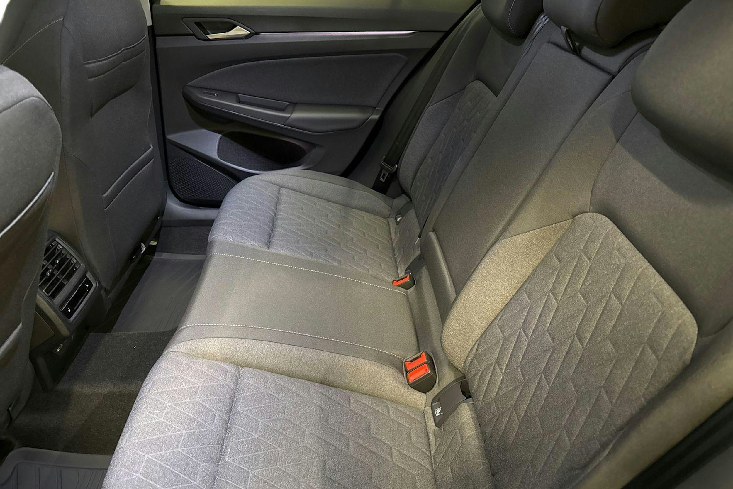 musta Volkswagen Golf 2025 kuva 8.