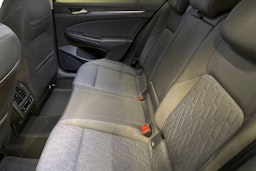 musta Volkswagen Golf 2025 kuva 8.