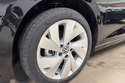 musta Volkswagen Golf 2025 kuva 10.