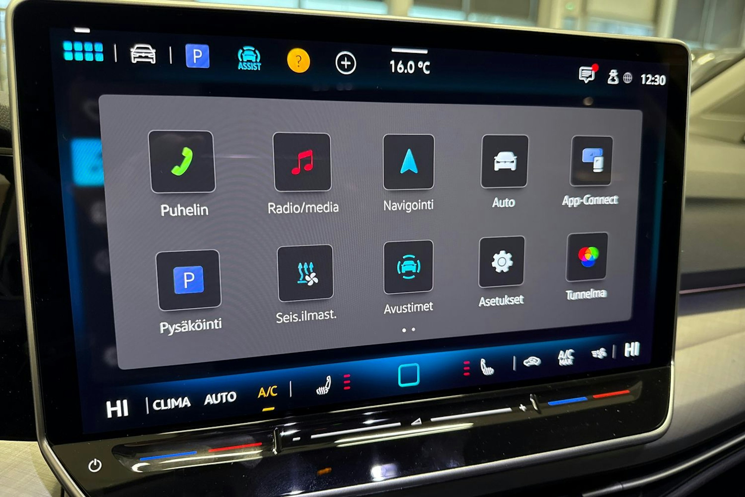 musta Volkswagen Golf 2025 kuva 12.