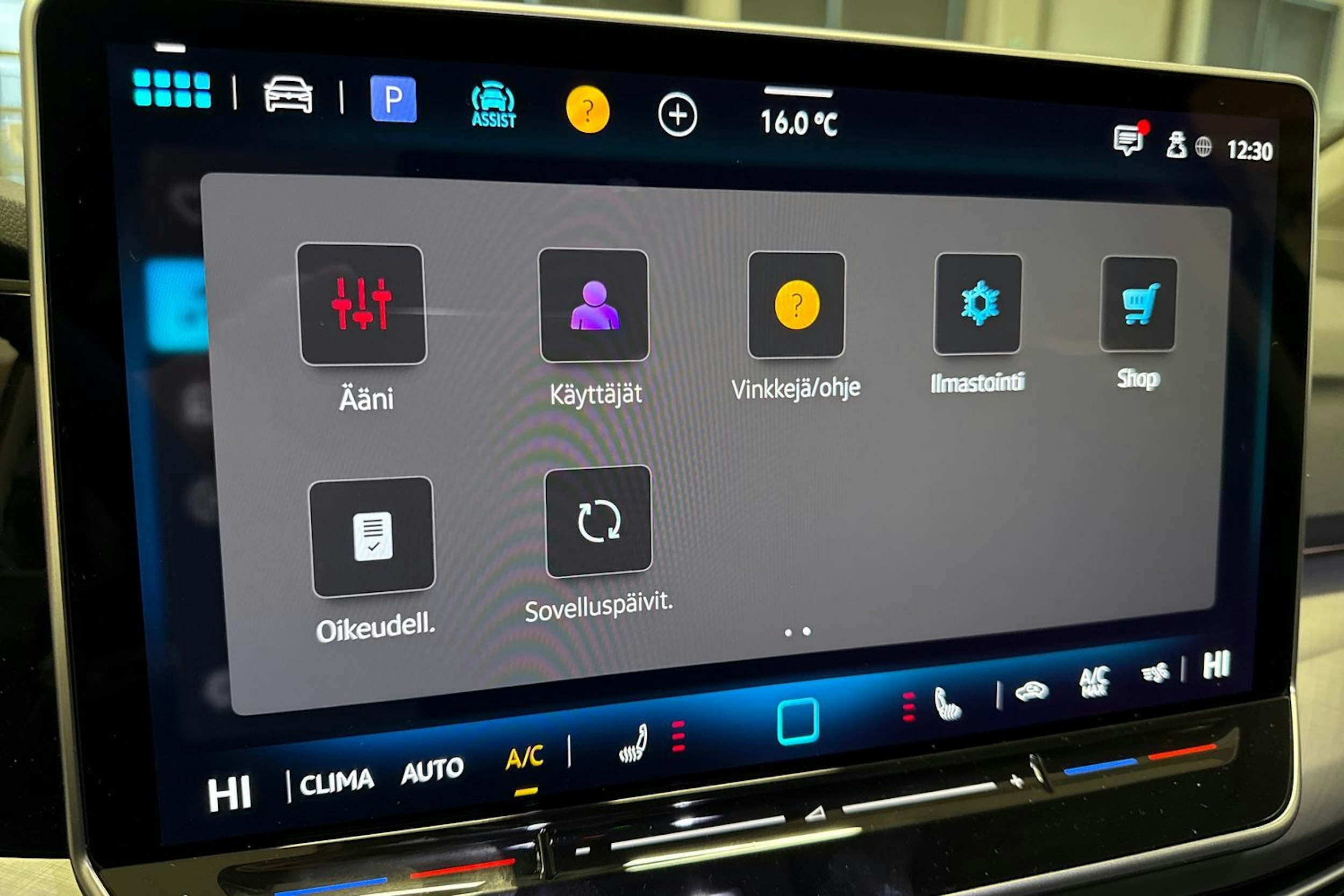 musta Volkswagen Golf 2025 kuva 13.