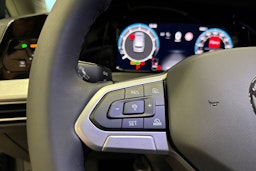 musta Volkswagen Golf 2025 kuva 16.