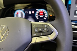 musta Volkswagen Golf 2025 kuva 17.