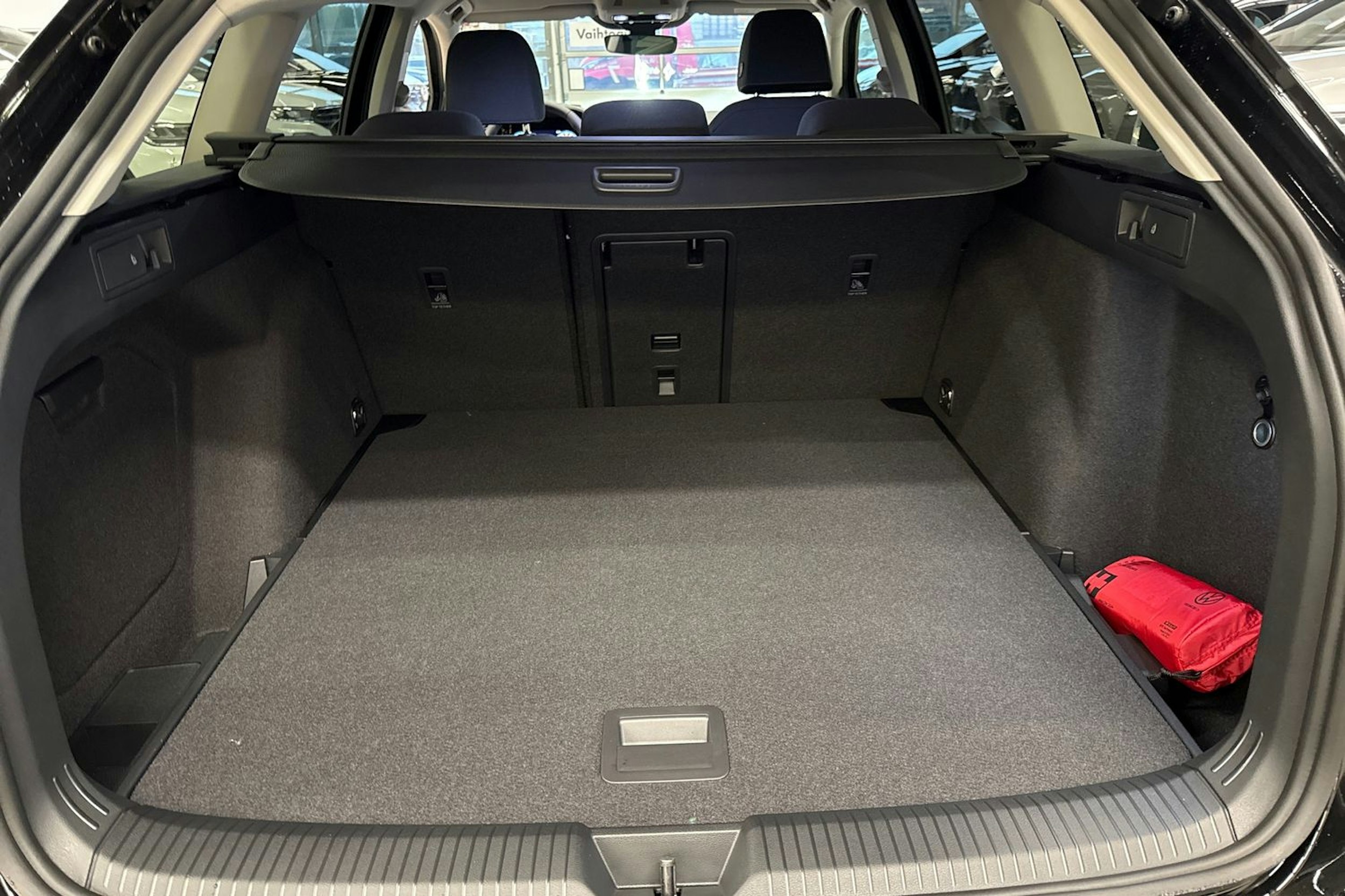 musta Volkswagen Golf 2025 kuva 18.