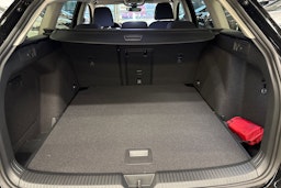 musta Volkswagen Golf 2025 kuva 18.