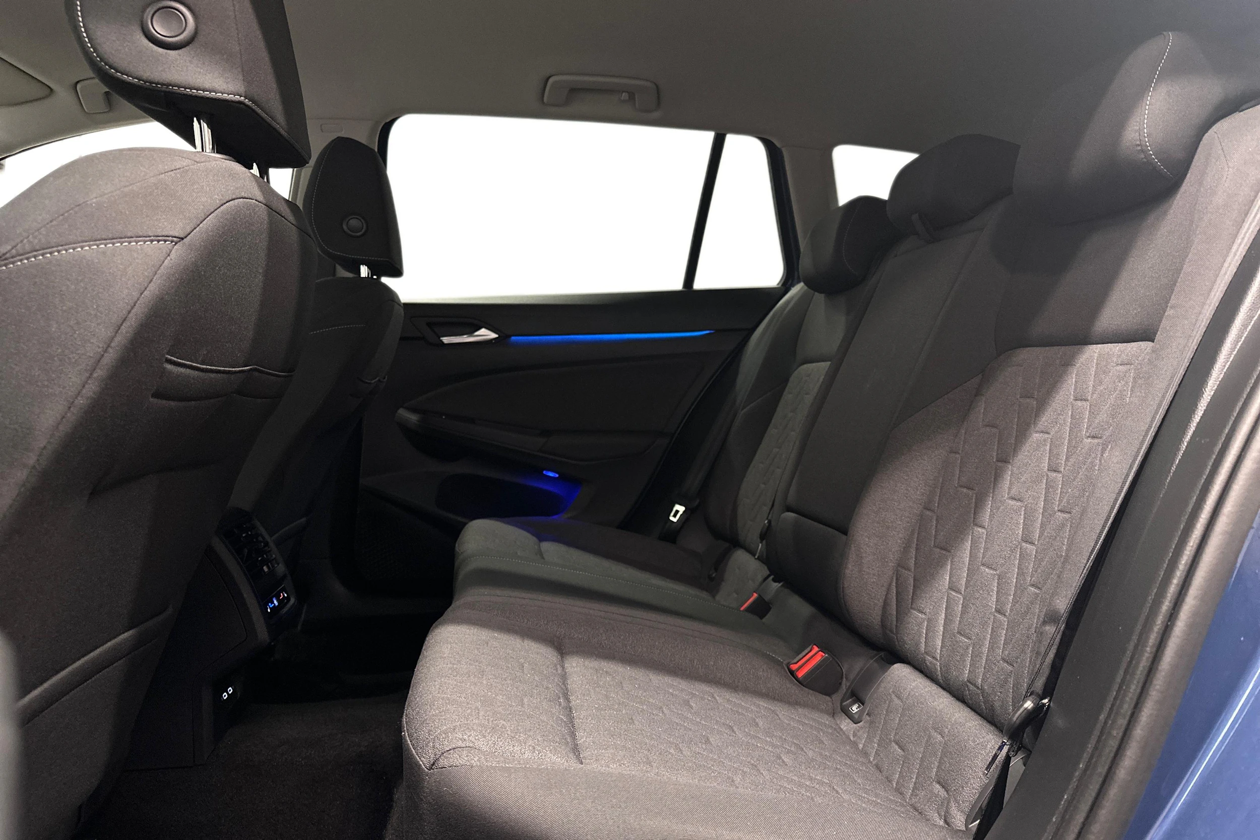 sininen Volkswagen Golf 2025 kuva 8.