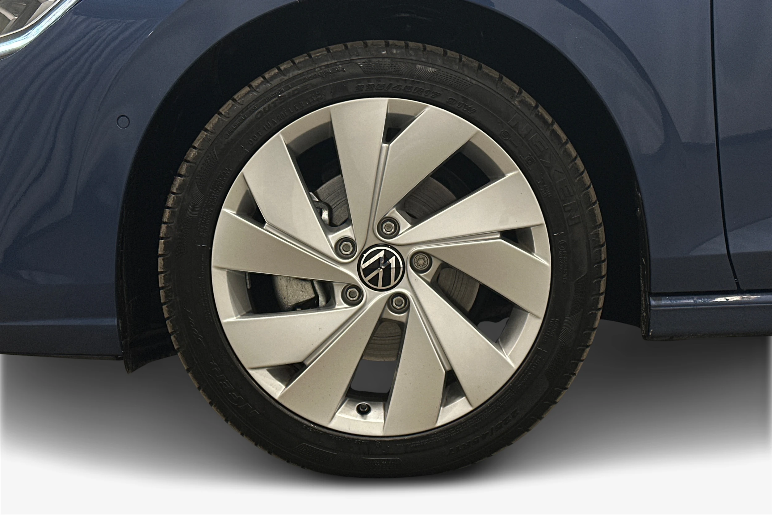 sininen Volkswagen Golf 2025 kuva 9.
