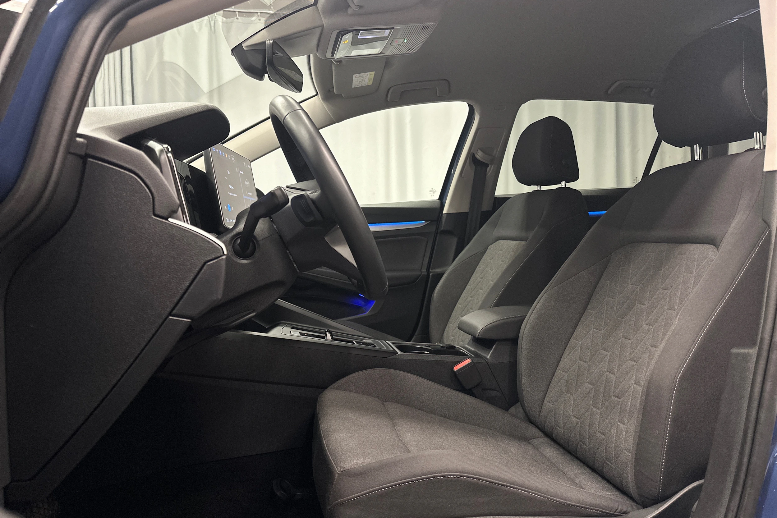 sininen Volkswagen Golf 2025 kuva 14.