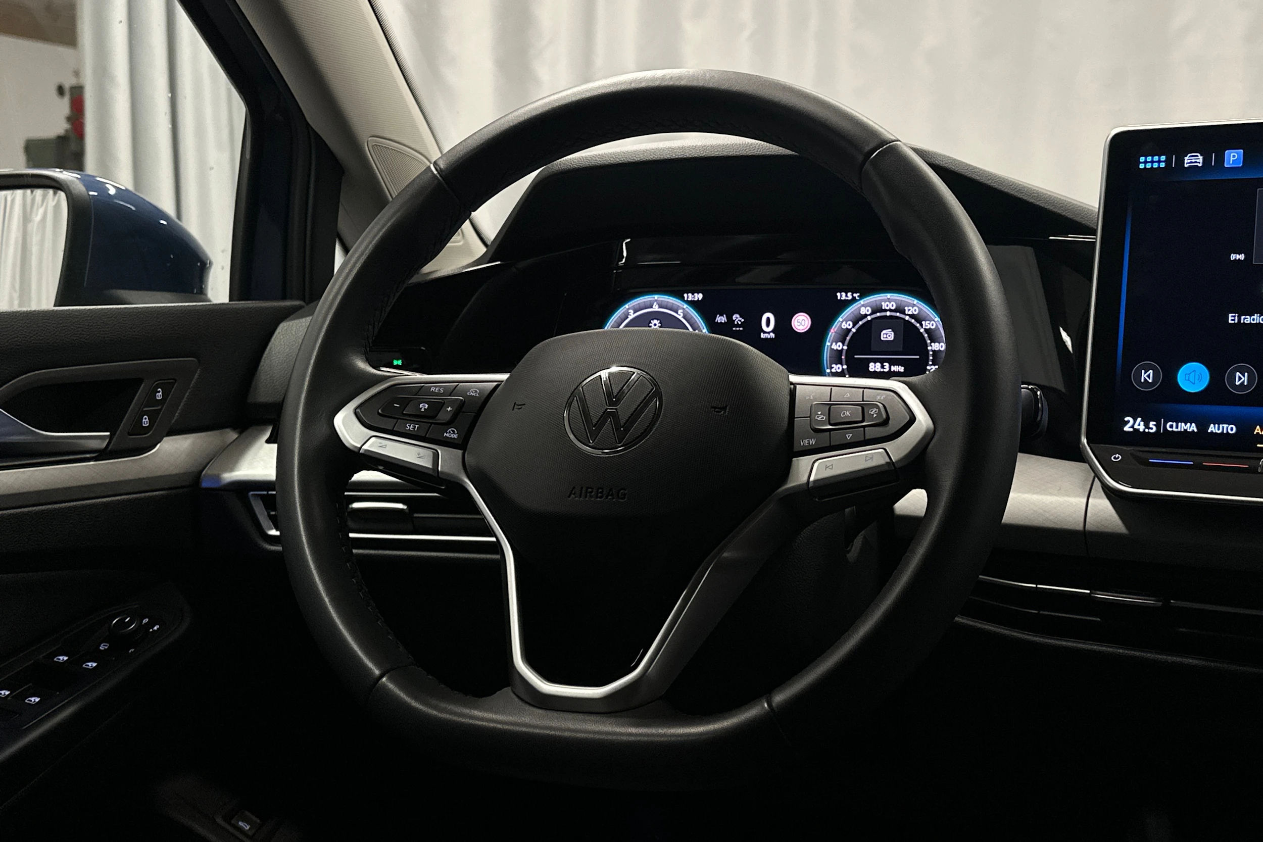 sininen Volkswagen Golf 2025 kuva 15.
