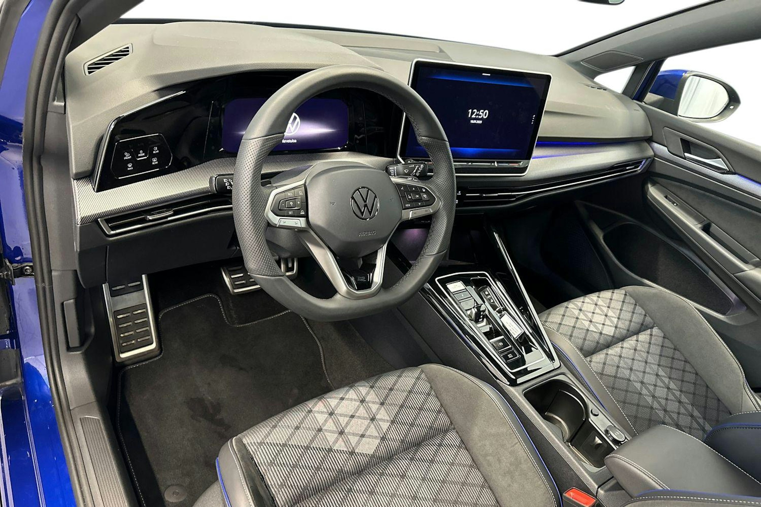 sininen Volkswagen Golf 2025 kuva 6.