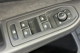 sininen Volkswagen Golf 2025 kuva 14.