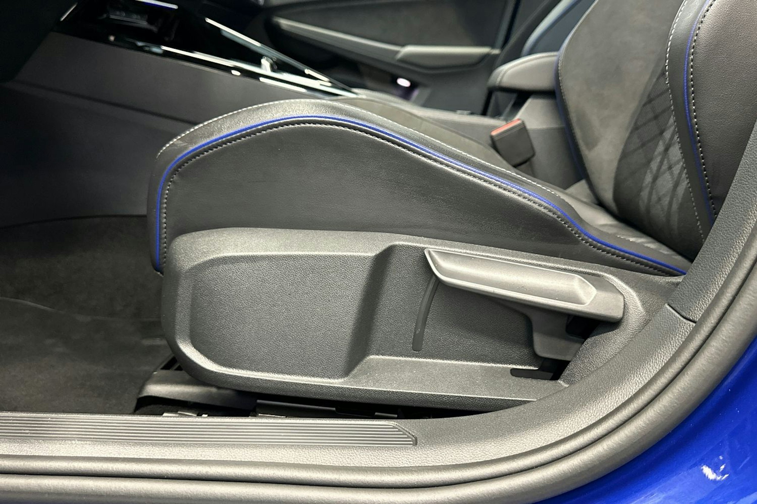 sininen Volkswagen Golf 2025 kuva 16.