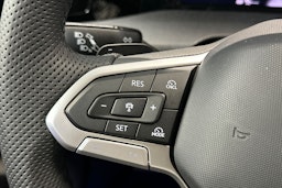 sininen Volkswagen Golf 2025 kuva 18.