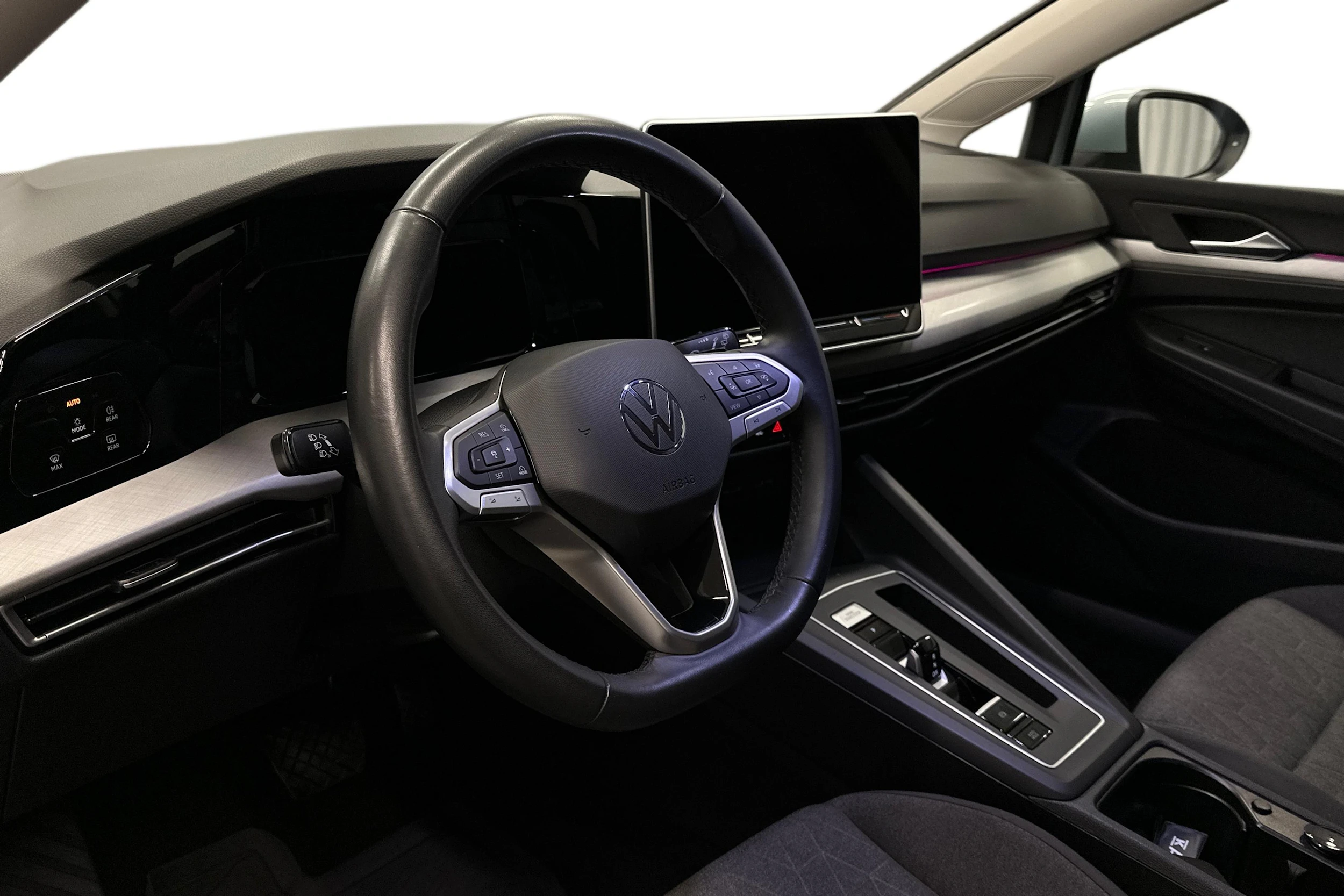 sininen Volkswagen Golf 2025 kuva 6.