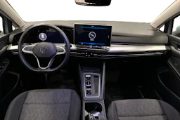sininen Volkswagen Golf 2025 kuva 7.