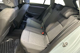 sininen Volkswagen Golf 2025 kuva 8.