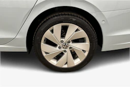 sininen Volkswagen Golf 2025 kuva 9.