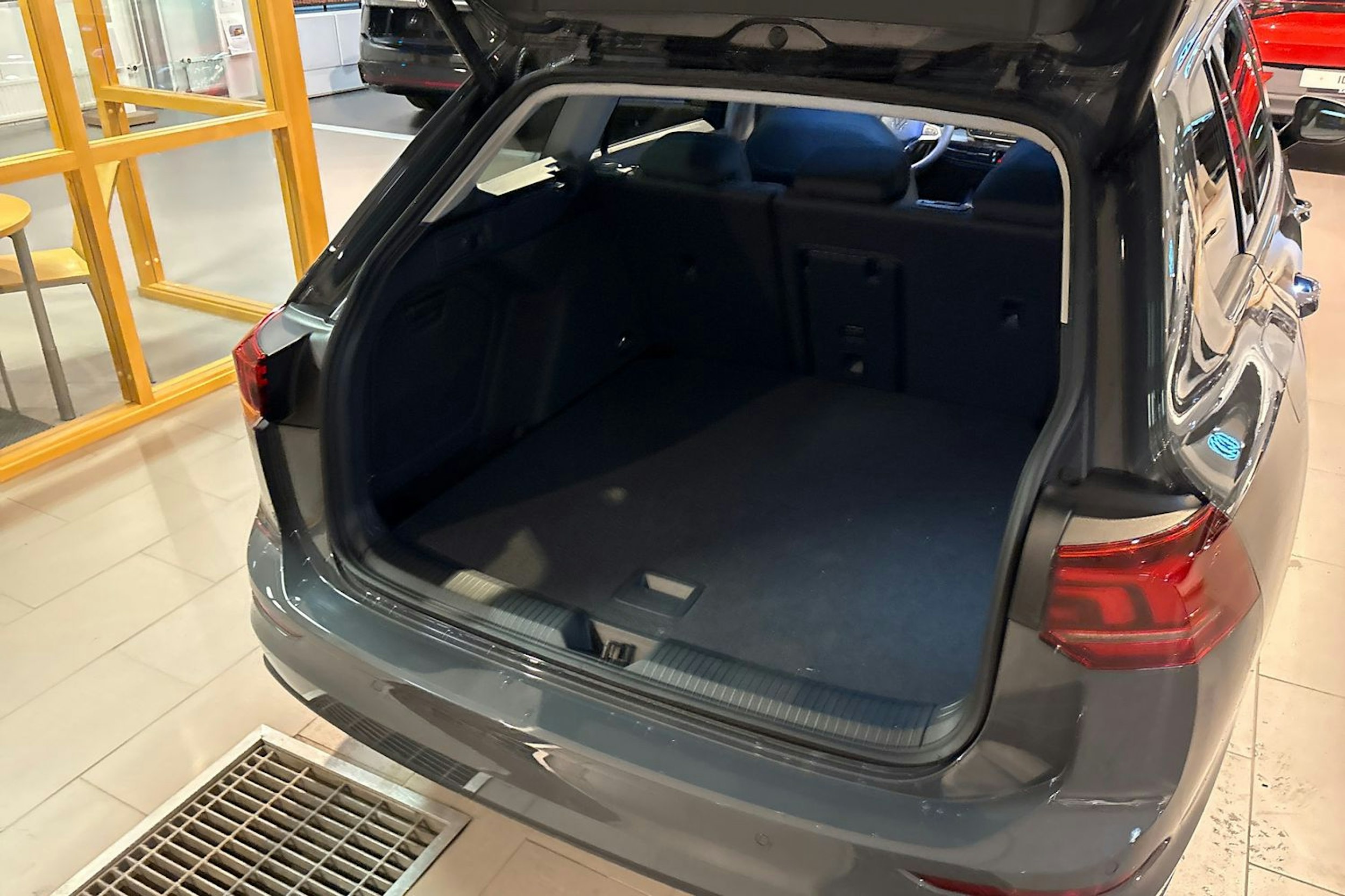 harmaa Volkswagen Golf 2025 kuva 11.