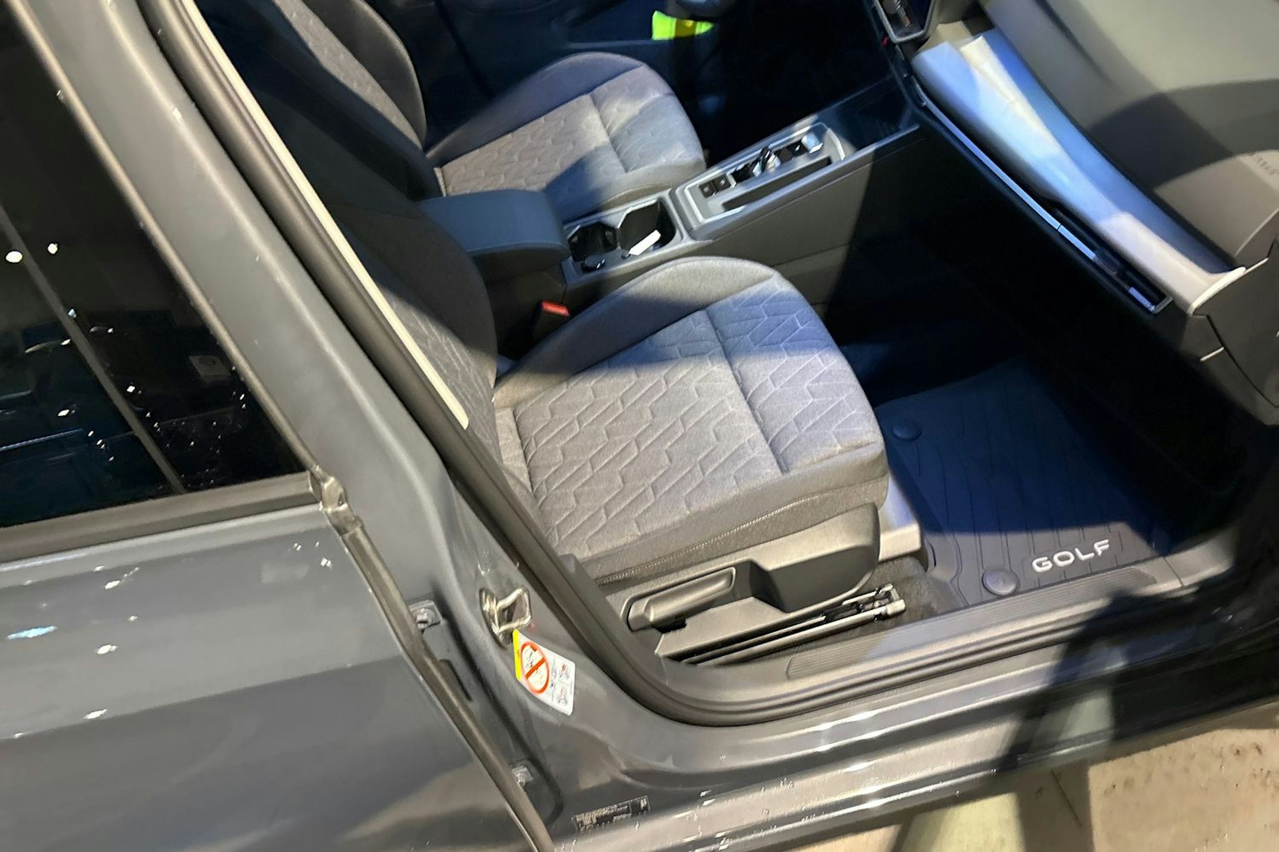 harmaa Volkswagen Golf 2025 kuva 13.