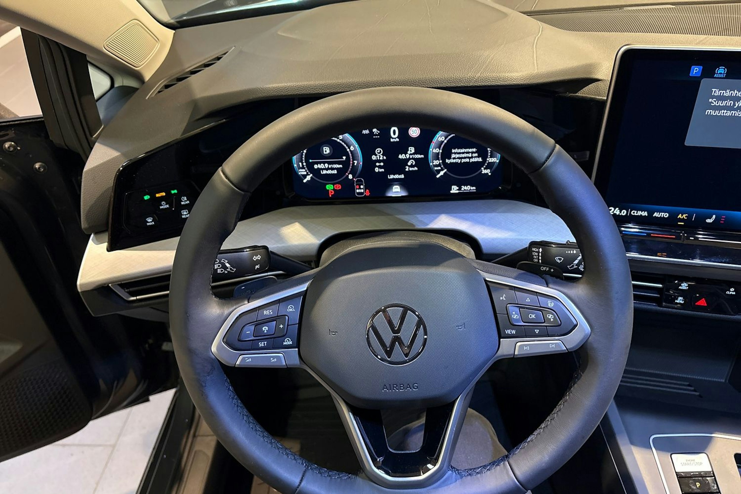 harmaa Volkswagen Golf 2025 kuva 14.