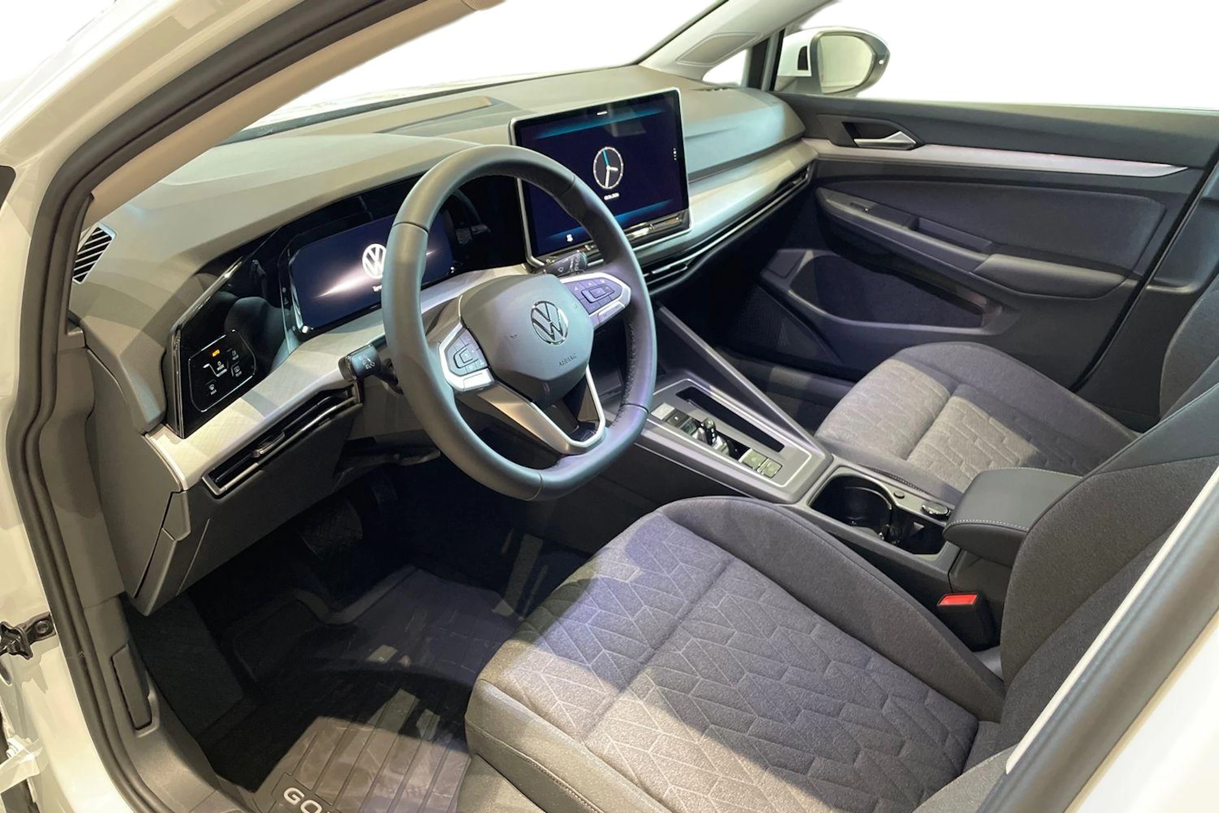 valkoinen Volkswagen Golf 2025 kuva 6.