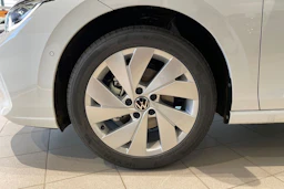 valkoinen Volkswagen Golf 2025 kuva 10.