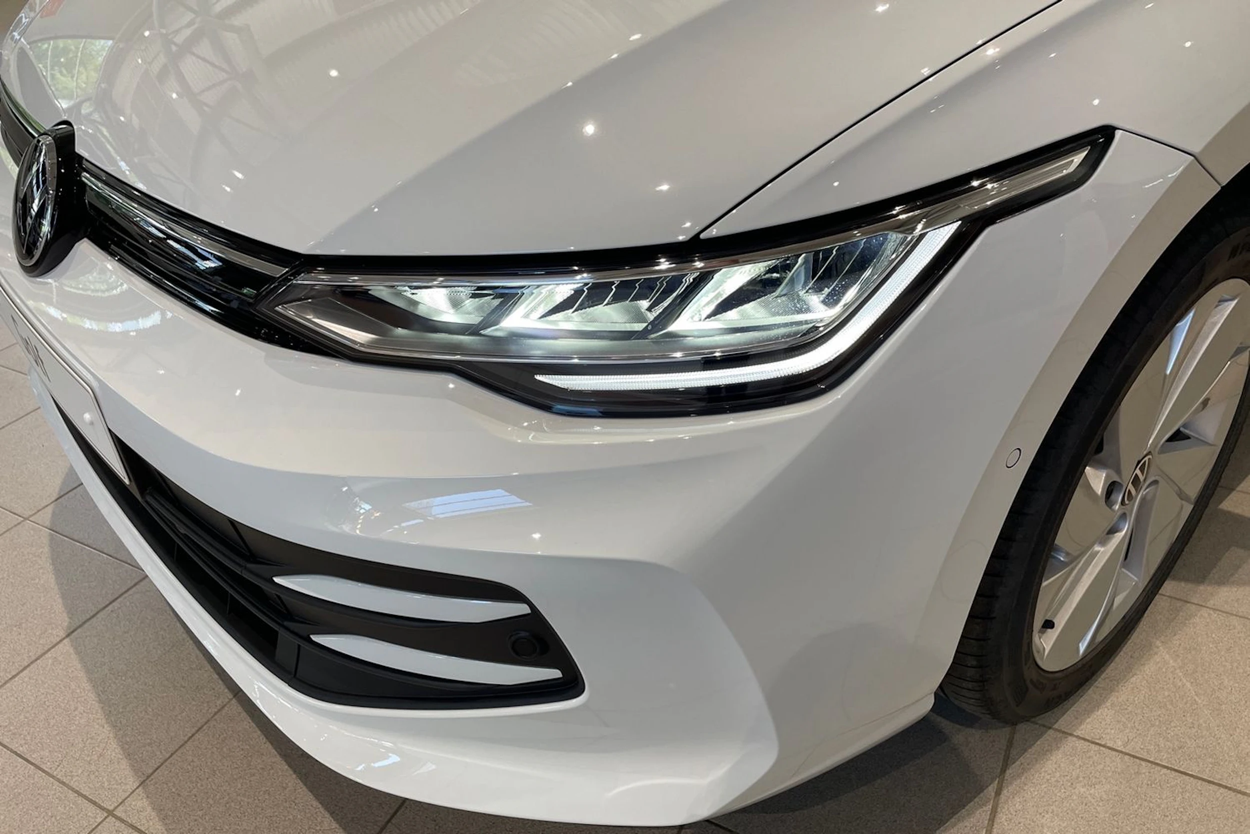 valkoinen Volkswagen Golf 2025 kuva 11.