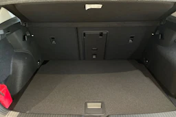 valkoinen Volkswagen Golf 2025 kuva 13.