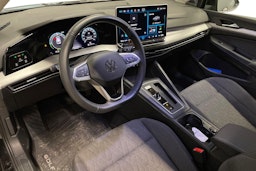 Musta Volkswagen Golf 2025 kuva 7.