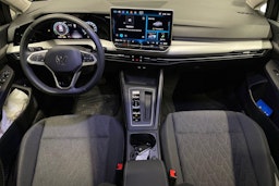 Musta Volkswagen Golf 2025 kuva 9.