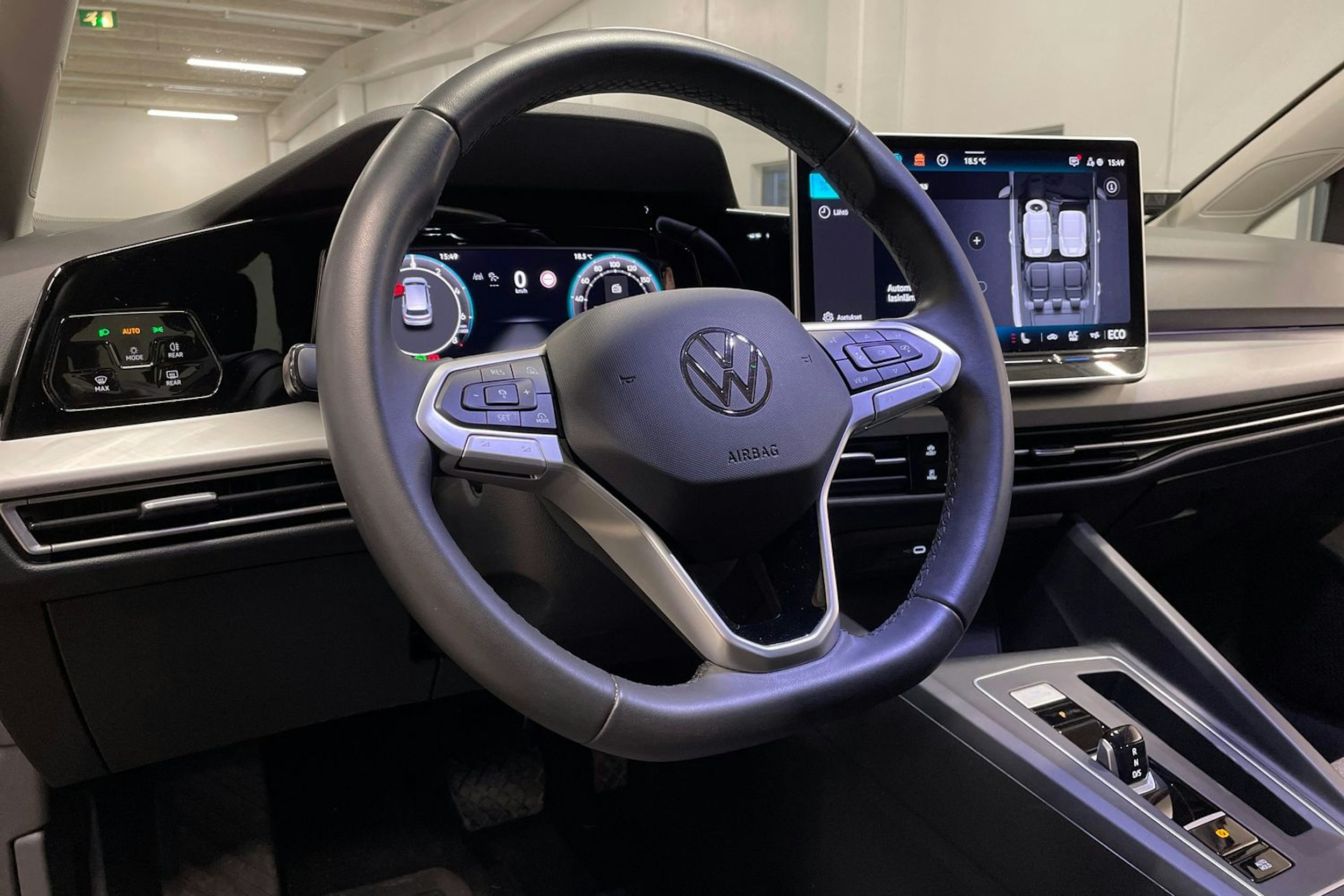 Musta Volkswagen Golf 2025 kuva 30.