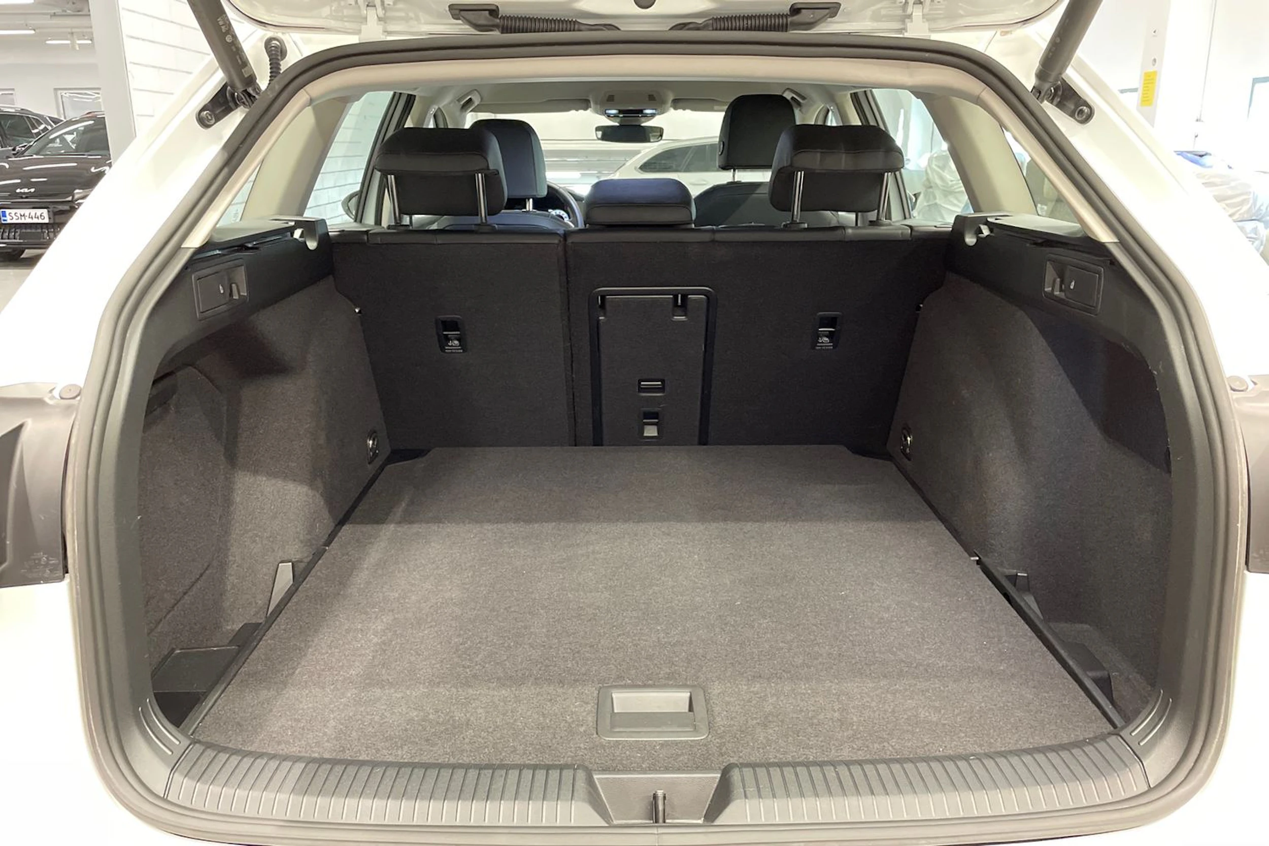 valkoinen Volkswagen Golf 2025 kuva 16.