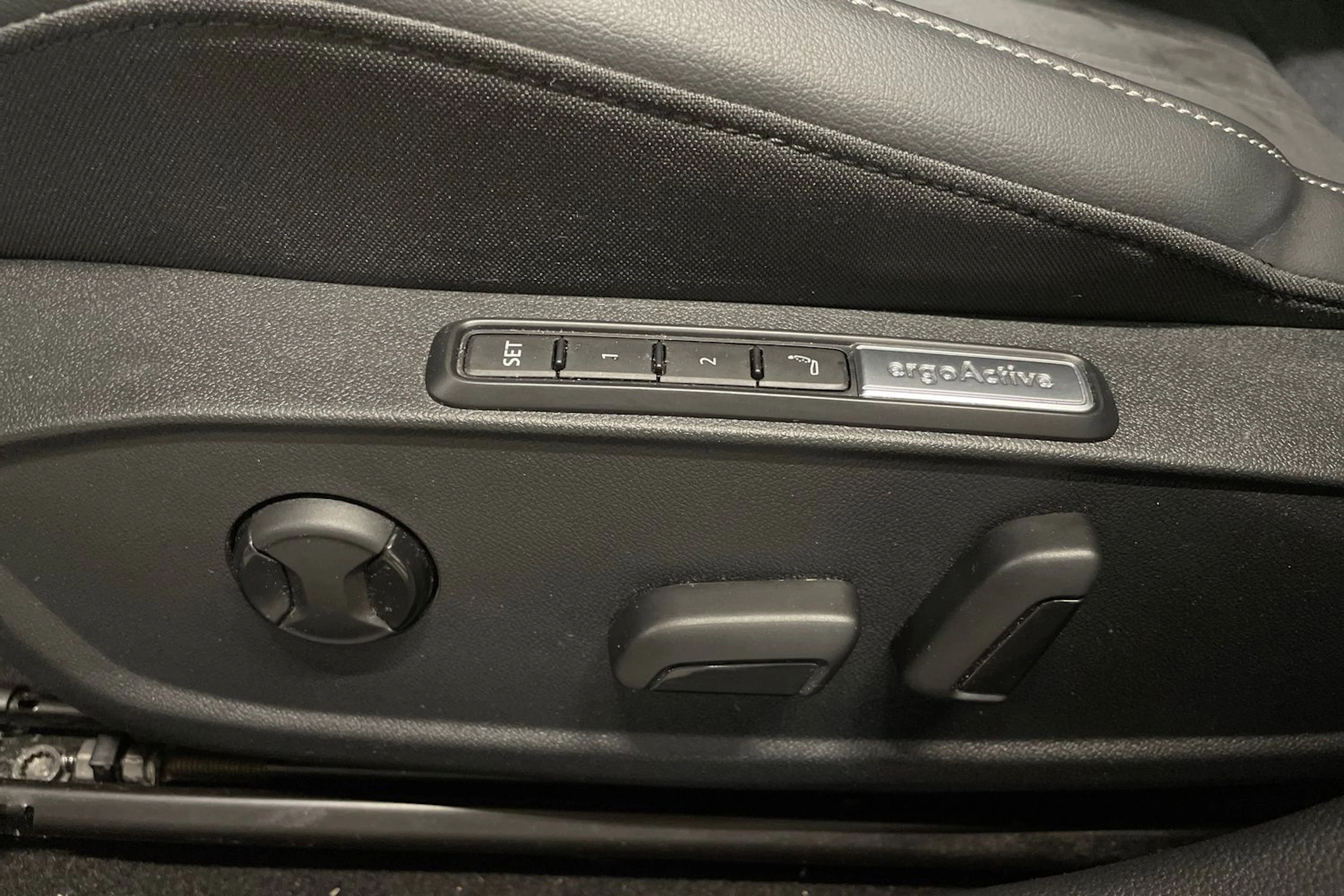 valkoinen Volkswagen Golf 2025 kuva 28.