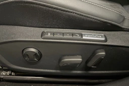 valkoinen Volkswagen Golf 2025 kuva 28.