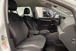 valkoinen Volkswagen Golf 2025 kuva 30.