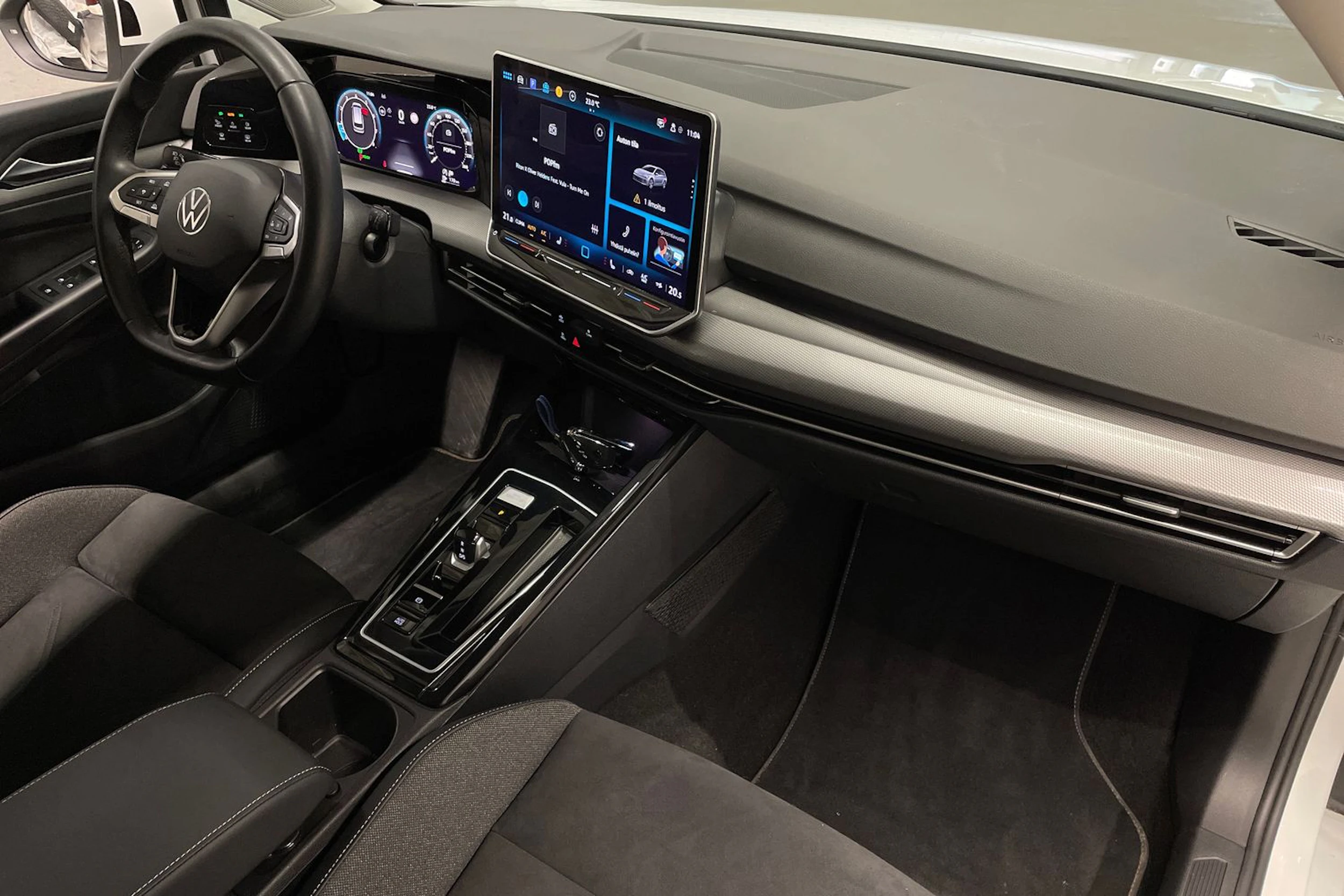 valkoinen Volkswagen Golf 2025 kuva 31.