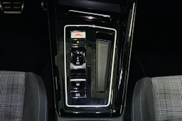 valkoinen Volkswagen Golf 2025 kuva 25.