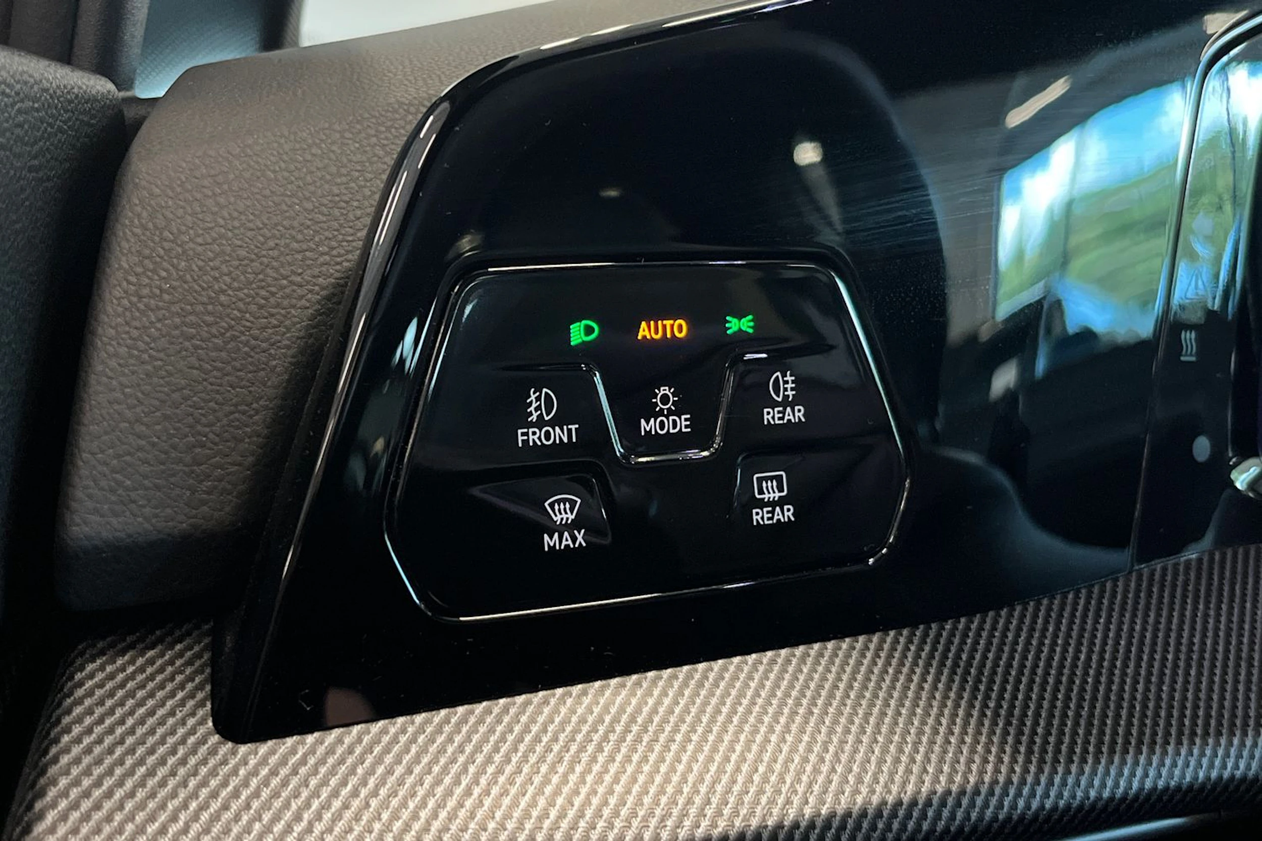 valkoinen Volkswagen Golf 2025 kuva 27.