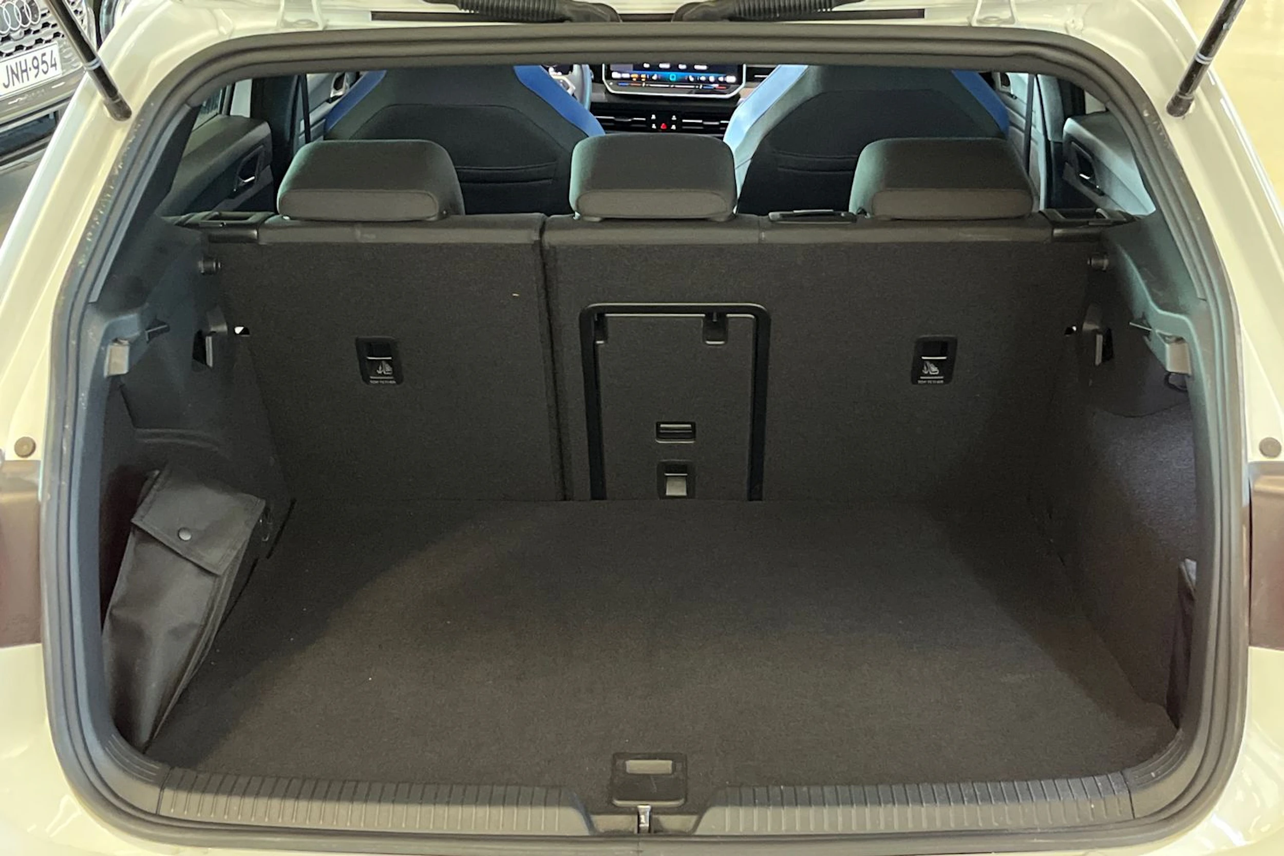 valkoinen Volkswagen Golf 2025 kuva 28.