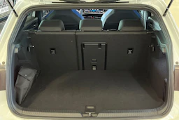valkoinen Volkswagen Golf 2025 kuva 28.
