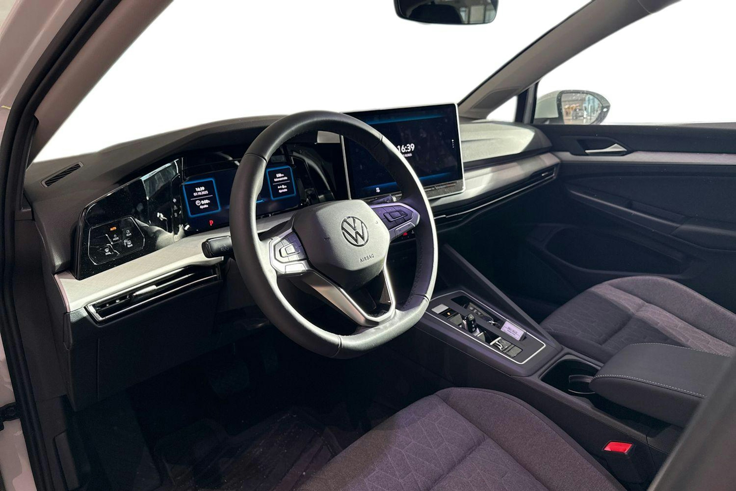 valkoinen Volkswagen Golf 2025 kuva 6.