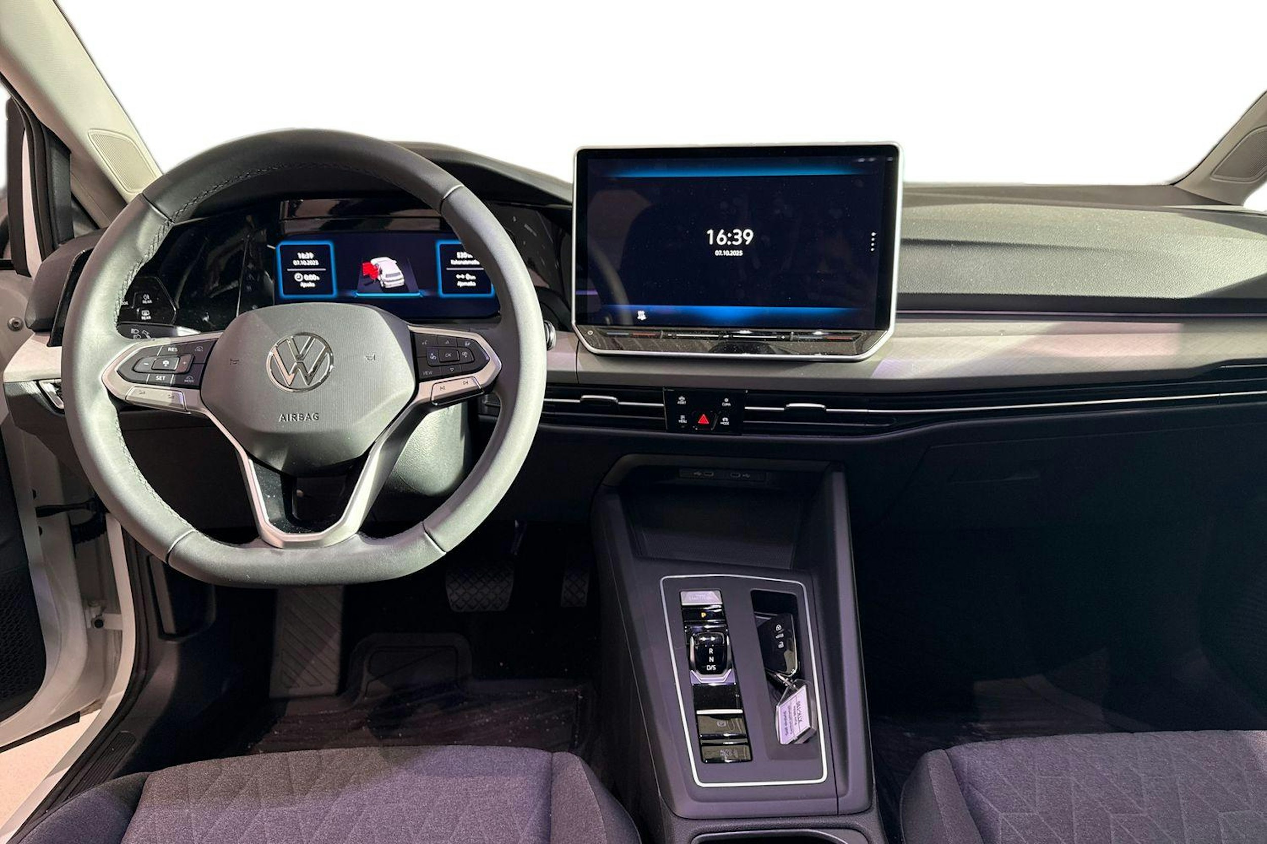 valkoinen Volkswagen Golf 2025 kuva 7.
