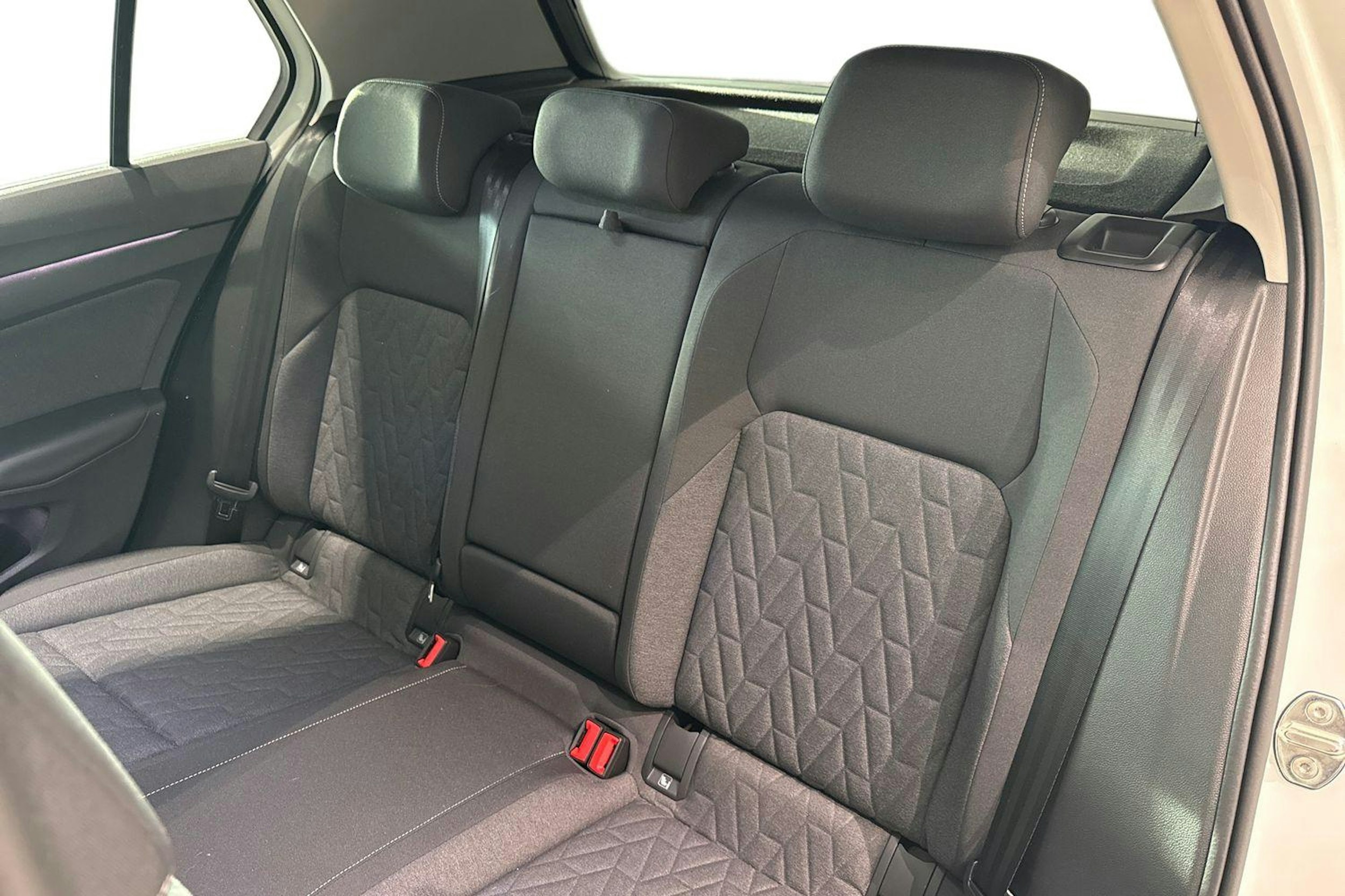 valkoinen Volkswagen Golf 2025 kuva 8.