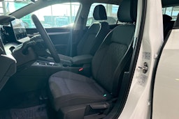 valkoinen Volkswagen Golf 2025 kuva 11.